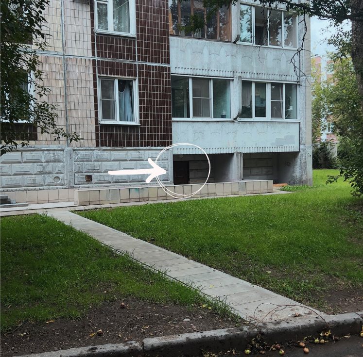 Фасад дома 15к2 на Стрельбищенской, стрелка указывает на вход в цоколь